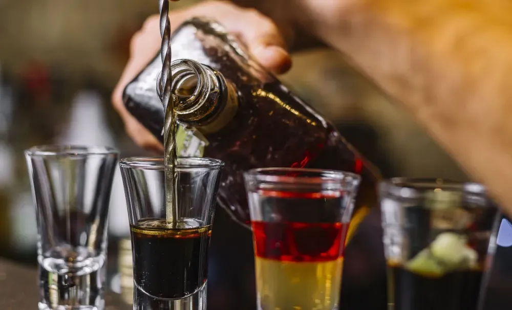Frequentadores de festas e baladas devem ficar atentos ao consumirem bebidas alcoólicas em meio ao risco de contaminação por metanol