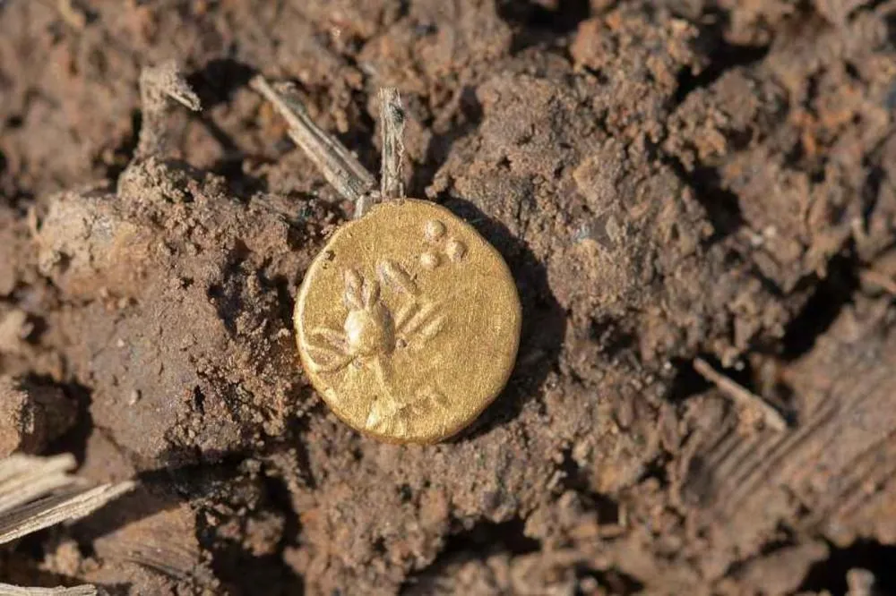 Tesouro com 500 moedas de ouro e prata da era celta é encontrado na República Tcheca