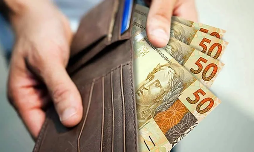 Diferença salarial entre professores efetivos e temporários no Acre é de 14,6%, mostra estudo