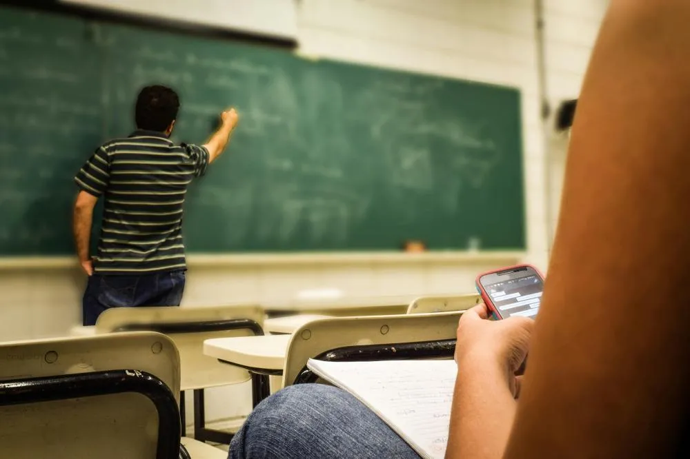 Quem cuida de quem ensina? Mês dos Professores, cresce o alerta sobre a saúde mental e o esgotamento emocional na educação