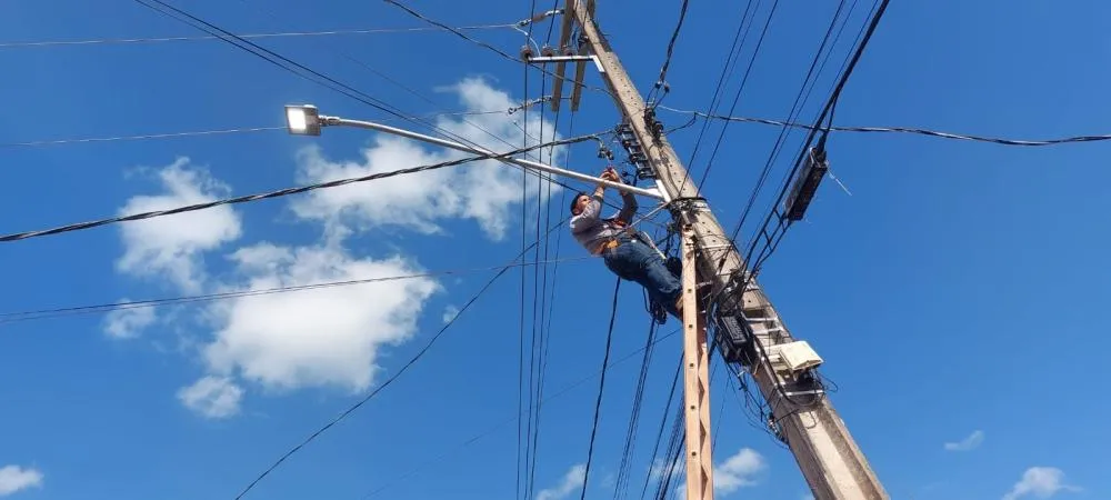 Prefeitura realiza a troca de lâmpadas queimadas em diversos bairros de Plácido de Castro