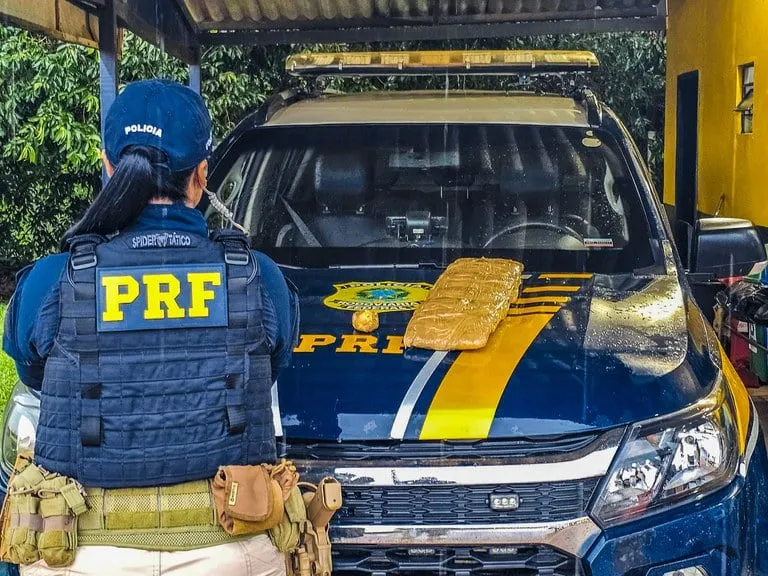 Mulher tenta levar cocaína do Acre para Manaus, mas acaba presa pela PRF após abordagem