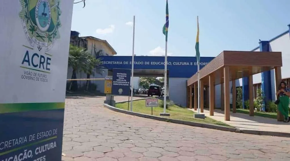 Em Plácido de Castro, professores temporários da SEE afirmam ter sido enganados após falsa assinatura de prorrogação de contratos até o final de 2026; educadores foram surpreendidos com encerramento de contratos em dezembro de 2025