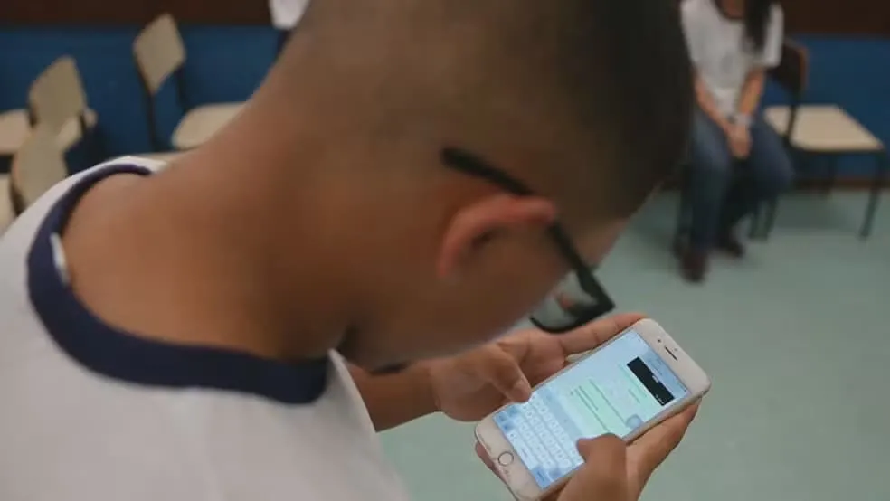 Acre publica resolução que proíbe celulares em escolas públicas e privadas