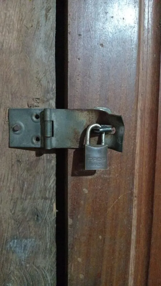 Em Plácido de Castro, morador acorda no meio da noite com 2 meliantes arrombando depósito para roubar roçadeira e objetos de valor