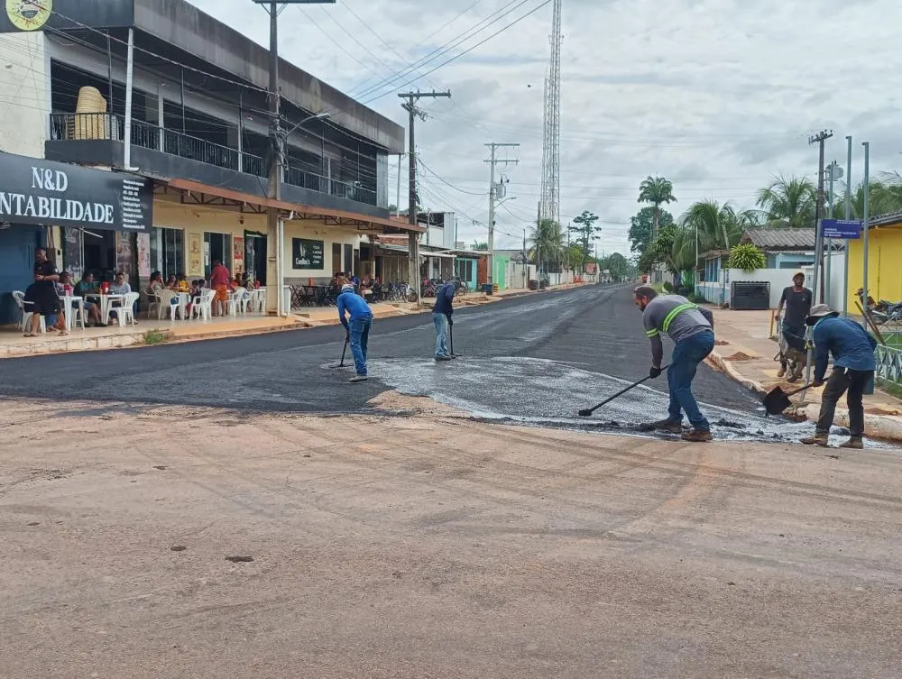 Prefeitura de Plácido de Castro realiza recapeamento da Rua Coronel Fontinele de Castro, no Centro da cidade