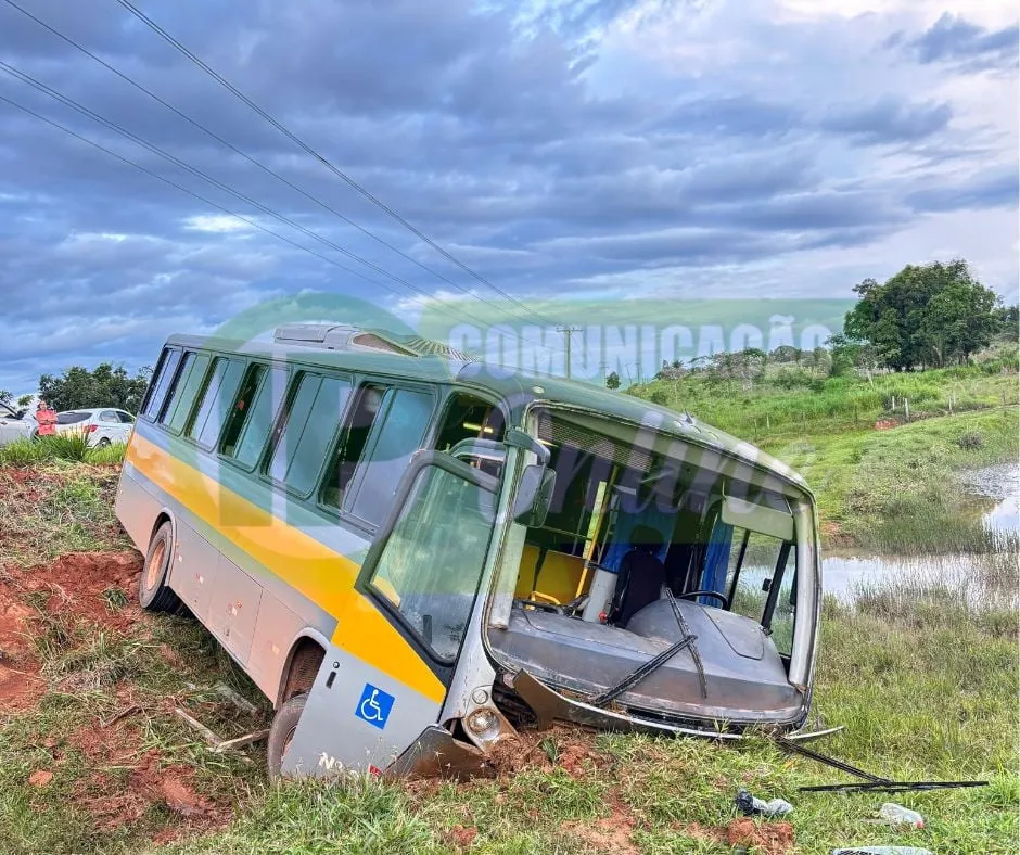 Em Plácido de Castro, ônibus escolar da SEMED cai dentro de sangradouro de açude após ter barra de direção quebrada; crianças foram conduzidas ao hospital com ferimentos leves