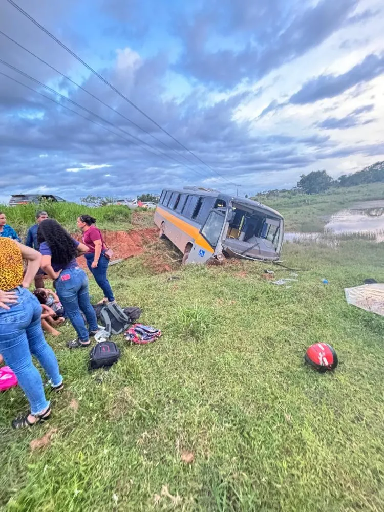Após grave acidente com ônibus escolar, prefeitura de Plácido de Castro diz que determinou imediata realização de auditoria em toda a frota de veículos escolares municipais