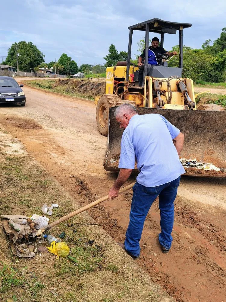 Prefeito de Plácido de Castro, secretário e vereador pegam no cabo da enxada para manter ruas do Bairro Thaumaturgo limpas