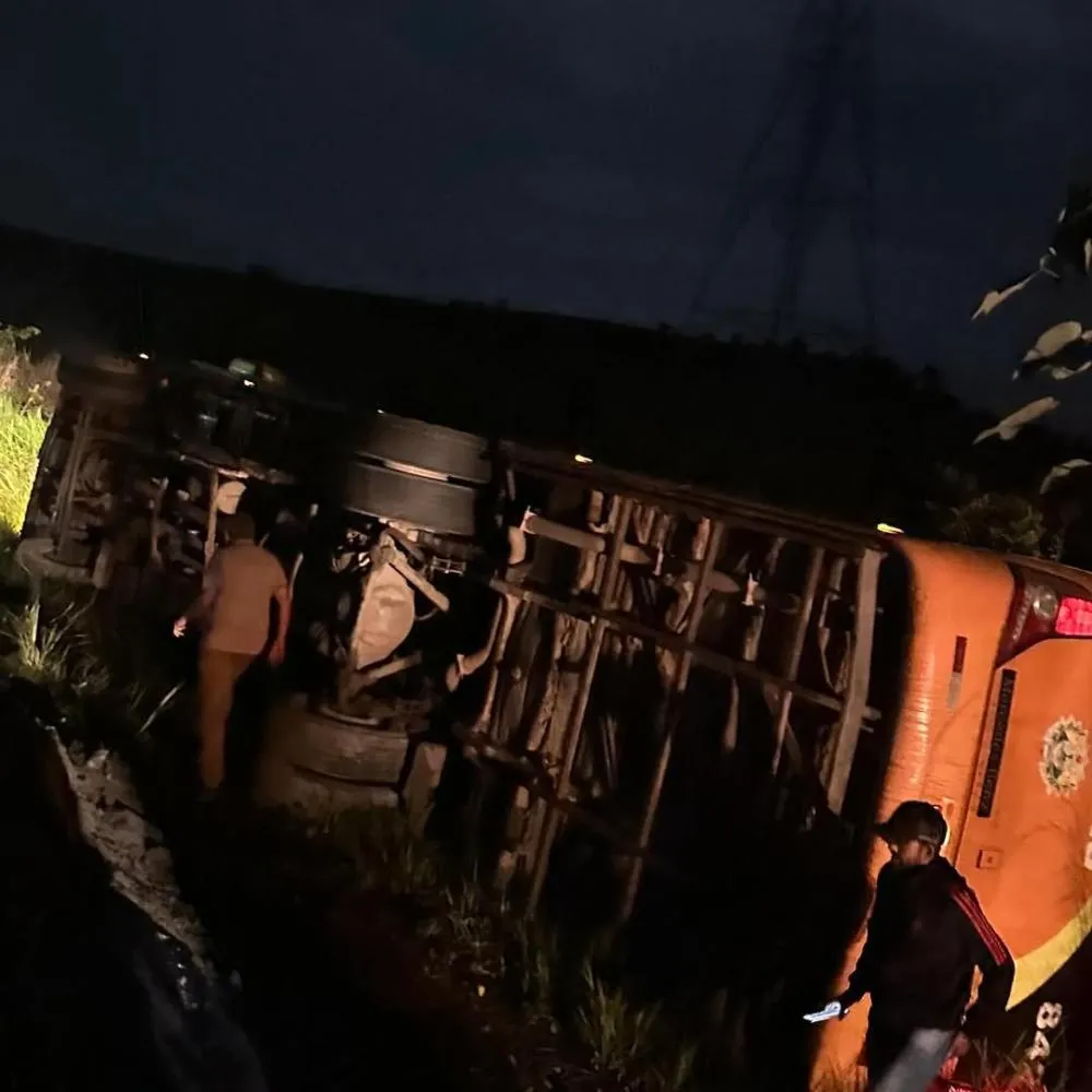 Ônibus da Transacreana tomba na BR-364 e deixa passageiros feridos no trecho entre Rio Branco e Sena Madureira