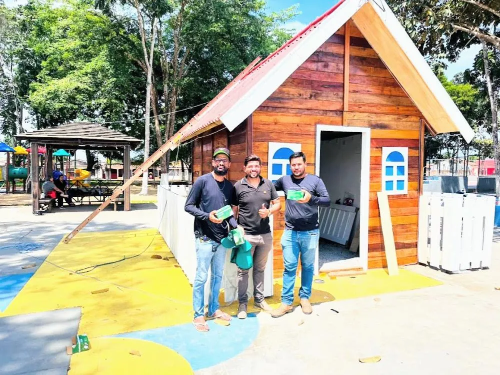 Prefeitura de Plácido de Castro avança com decoração natalina na Praça Central