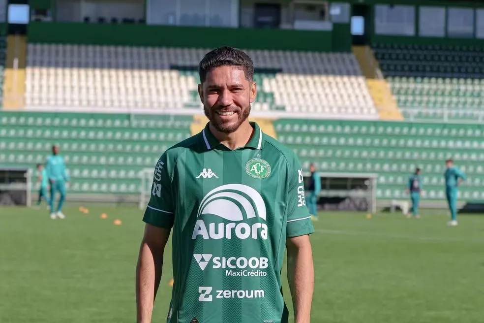 Jogador acreano da Chapecoense, Neto Pessoa é homenageado no AC