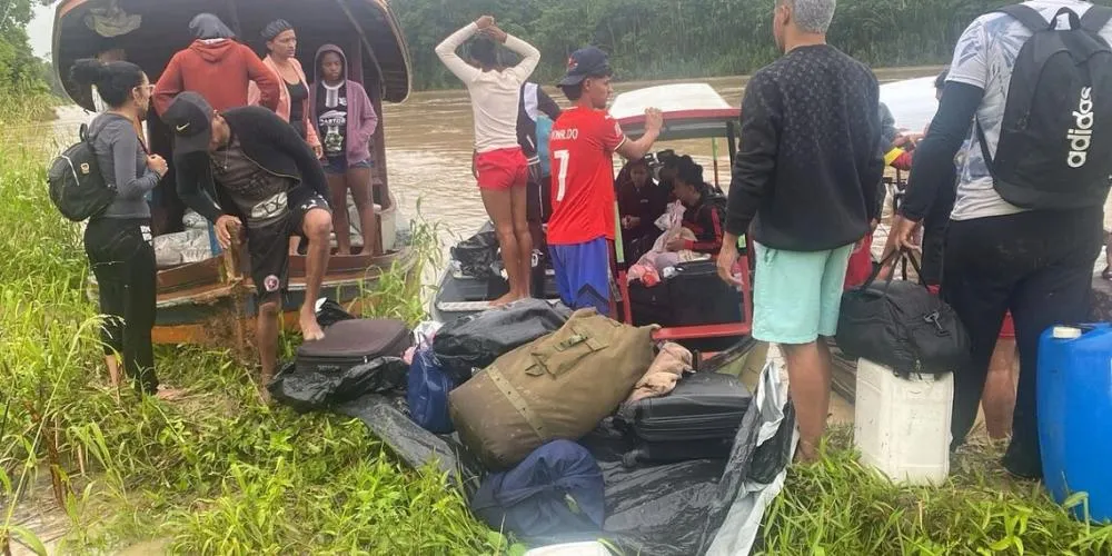 Embarcação com jogadores de futebol naufraga a caminho de torneio no Acre e atleta desaparece
