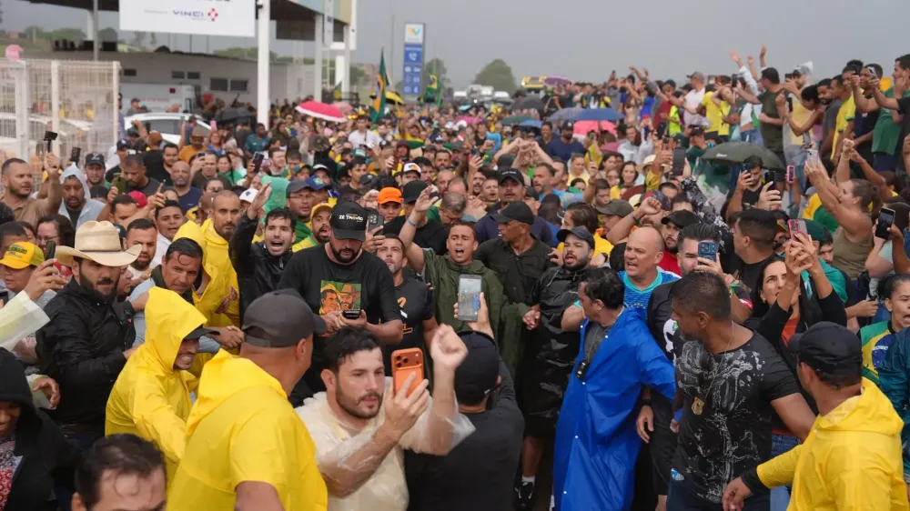 Caminhada de Nikolas reúne cantor, influencers, pastor e políticos; veja quem está lá