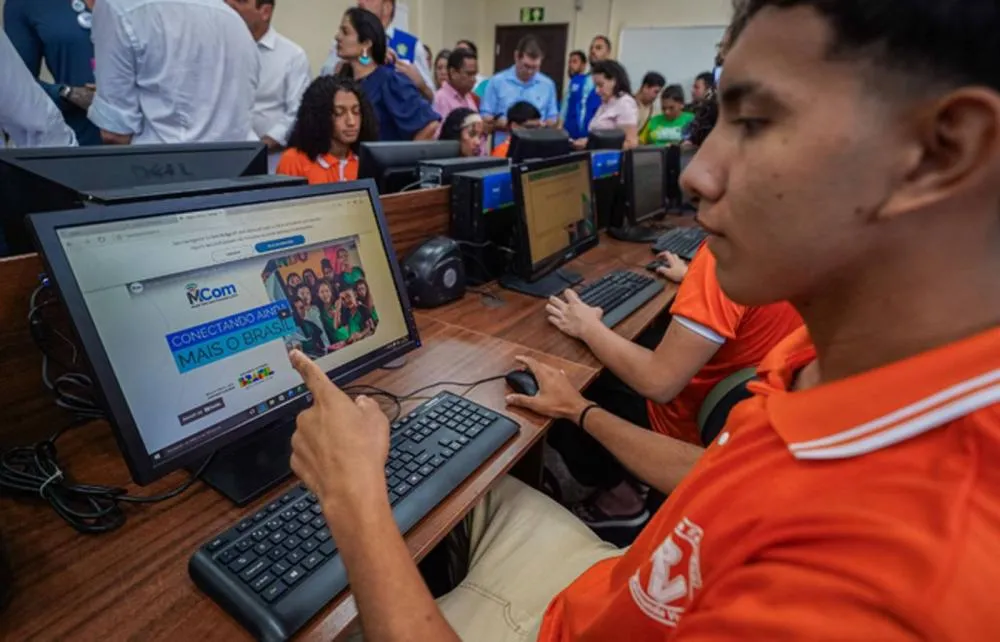 Internet chega a quase metade das escolas públicas do Acre