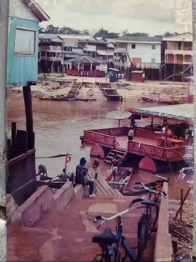 Fotografia rara registra Flutuante do Silvinha às margens do rio Abunã, em Plácido de Castro