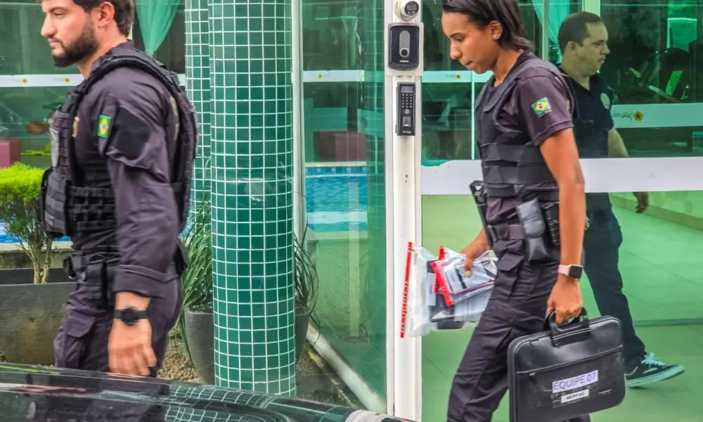 Deputado federal Eduardo Velloso e ex-prefeito de Sena Madureira Mazinho Serafim são alvos da Polícia Federal