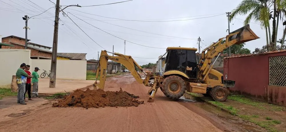 Prefeitura de Plácido de Castro trabalha na recuperação da rua José Pereira Nolasco, no Centro da cidade