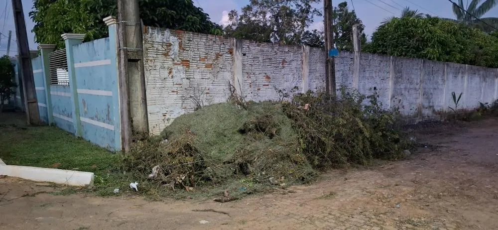 Pouco tempo após prefeitura realizar limpeza, morador descarta grandes quantidades de entulhos em rua do bairro Serraria, em Plácido de Castro