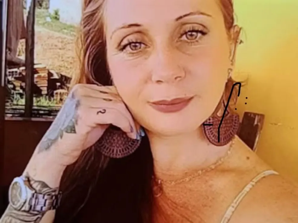 Mulher é assassinada com facada no pescoço dentro de casa no interior do Acre