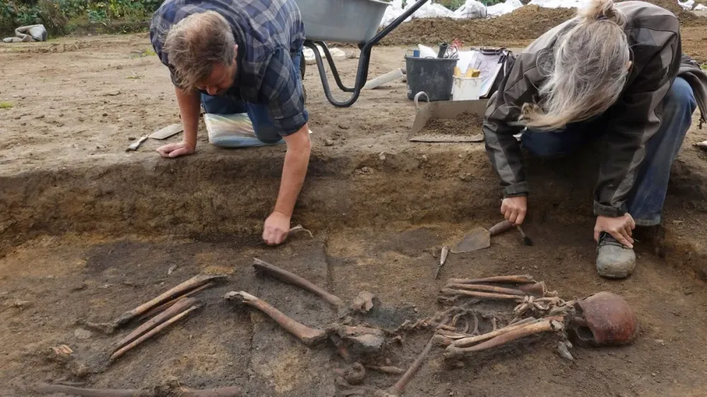 Crânios e pernas empilhadas: pesquisadores encontram ‘poço de execução’ da era viking