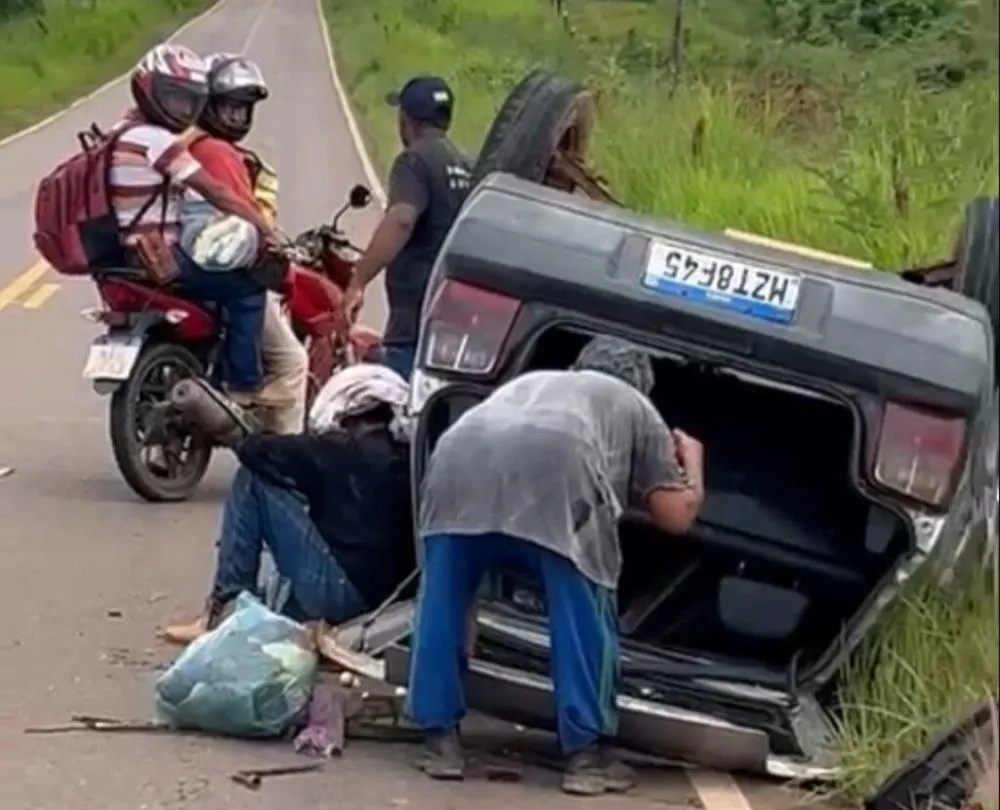 Motorista perde controle da direção e capota veículo na rodovia AC-475, em Acrelândia, no interior do Acre