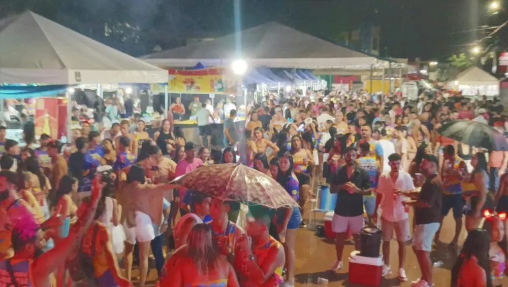 Blocos de Rua e foliões movimentam segunda noite do Carnaval em Plácido de Castro