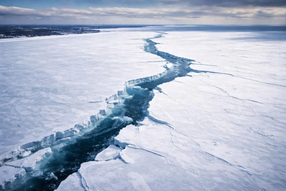 Vídeo mostra surgimento de fenda de 128 km em lago congelado