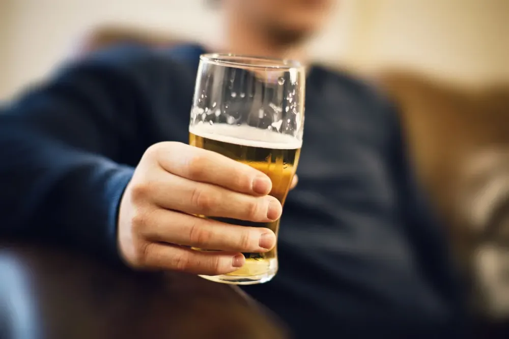 Uso de álcool e drogas pelos pais influencia consumo dos filhos, diz estudo