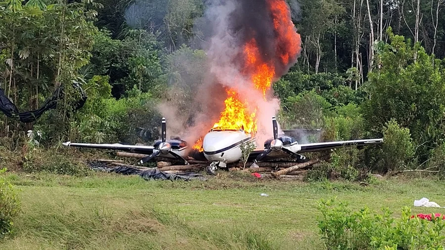 Aviões usados para transportar drogas ao Brasil são destruídos no Peru