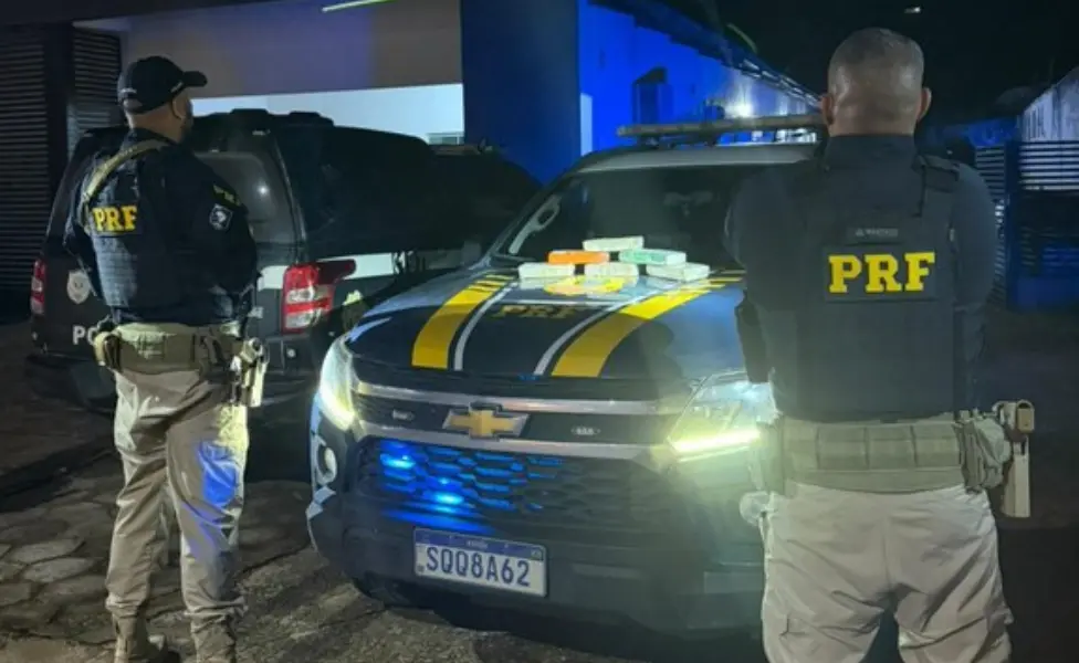 PRF apreende mais de 6 kg de cocaína em ônibus na BR-364 e detém adolescente