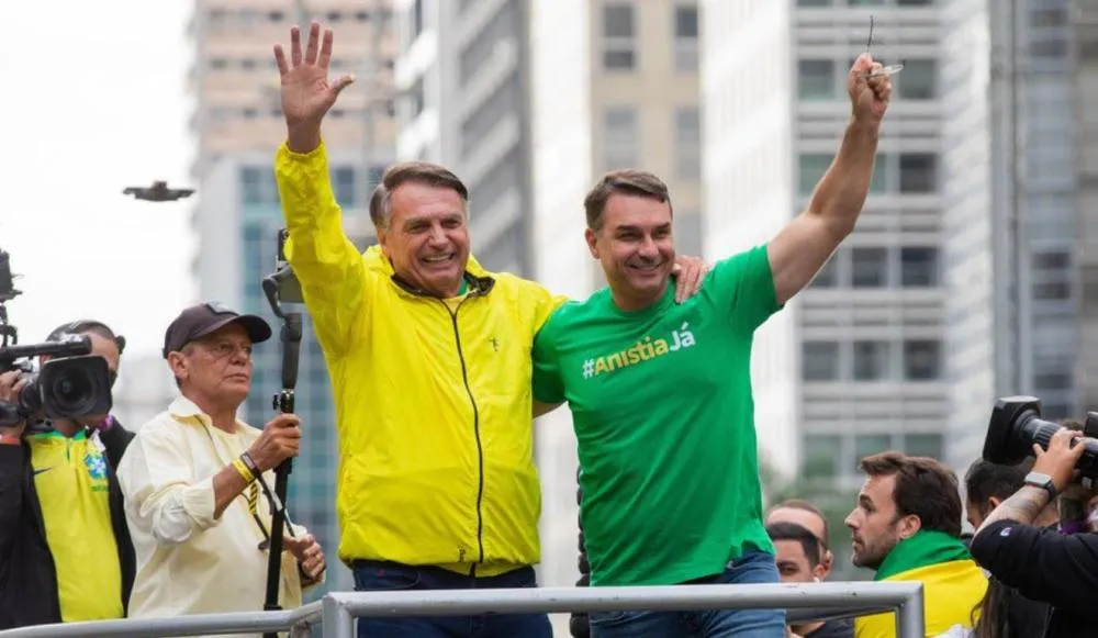 Flávio Bolsonaro pede apoio de “todas, todos e todes” em publicação nas redes sociais
