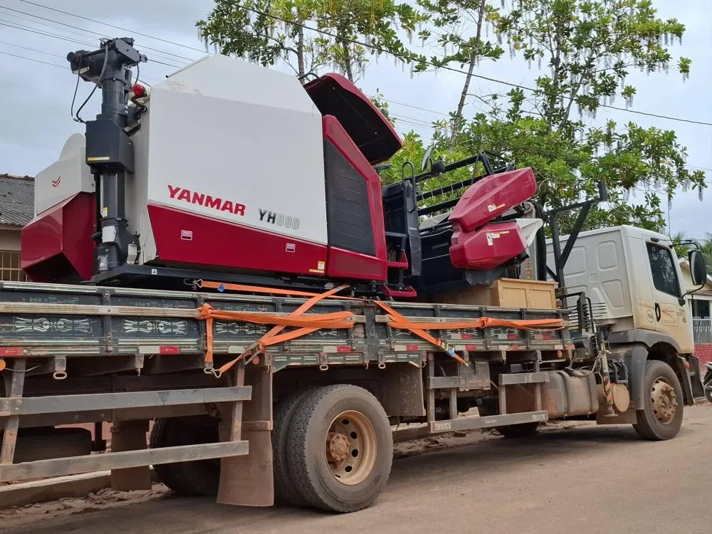 Prefeitura de Plácido de Castro recebe nova máquina colheitadeira de grãos