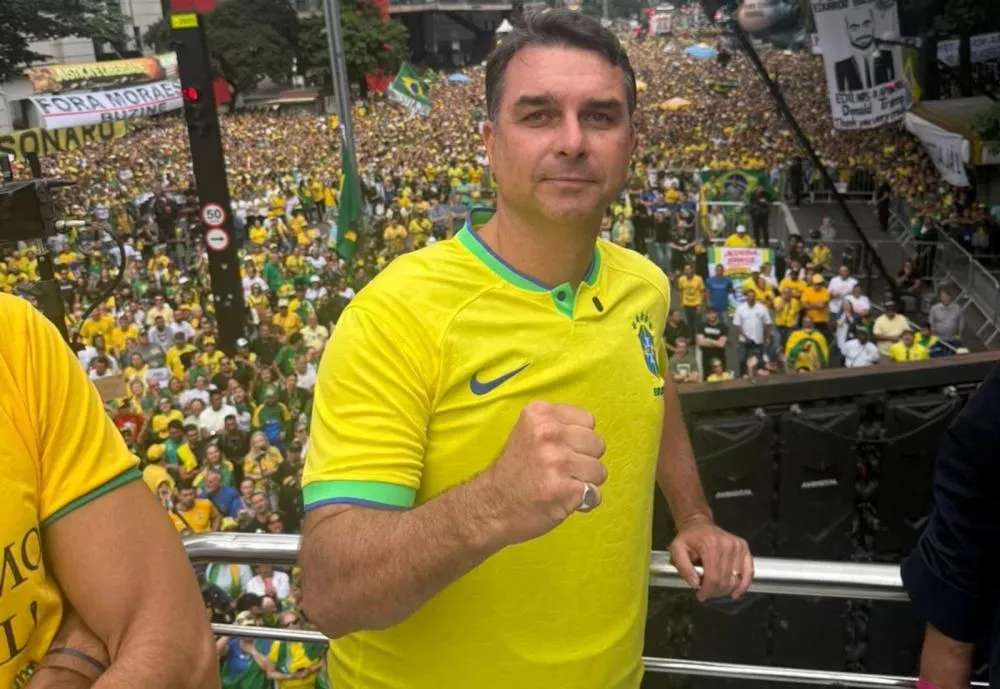 Flávio Bolsonaro usa colete à prova de balas na Paulista
