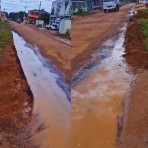 Menos de um mês após Deracre trabalhar em obras de asfalto na Rua José Pereira Nolasco, no Centro de Plácido de Castro, local apresenta água empoçada, entupimento de bueiros e desgaste da via
