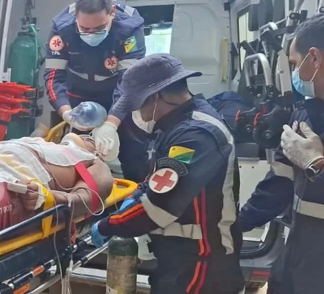 Homem fica em estado gravíssimo após ser atingido com enxada durante briga em Bujari