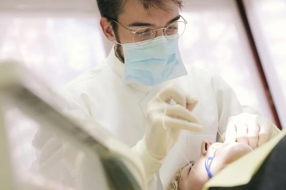 Sem dentista de plantão: o que fazer se quebrar um dente no fim de semana ou feriadão