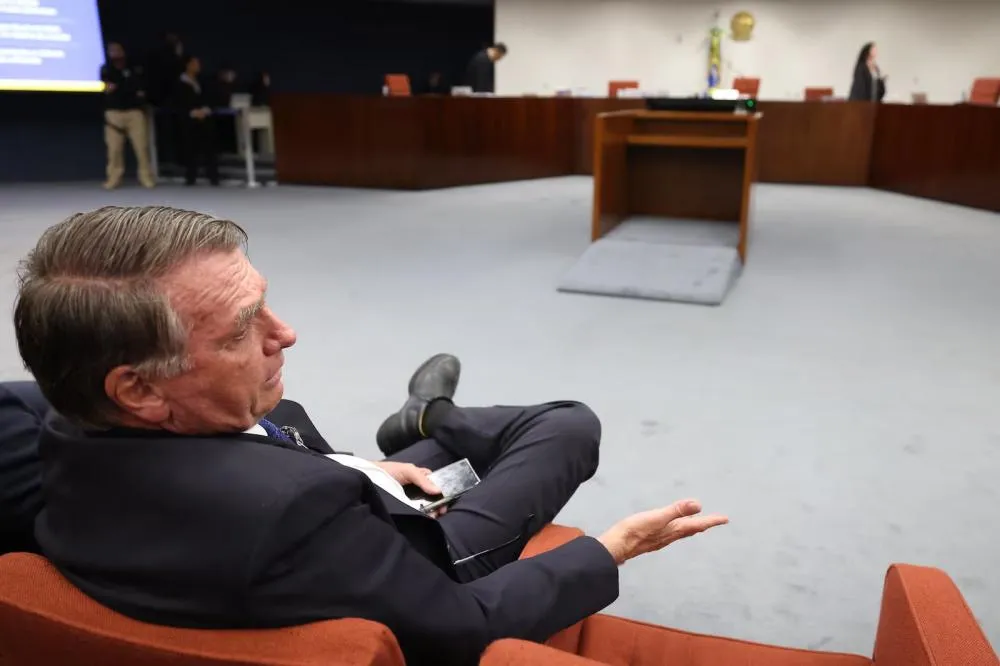PGR se manifesta a favor de prisão domiciliar para Bolsonaro