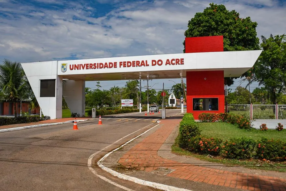 Ufac abre concurso público com salários de R$ 5,2 mil