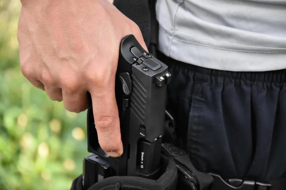 Em Plácido de Castro, Subtenente-PM da reserva alcoolizado, é acusado de apontar arma para segurança durante festa no último final de semana
