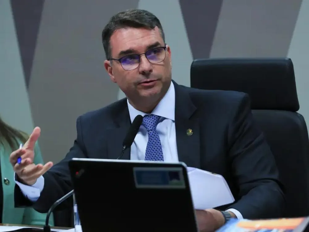 Flávio diz que Bolsonaro e todos os ‘perseguidos’ subirão com ele a rampa do Planalto