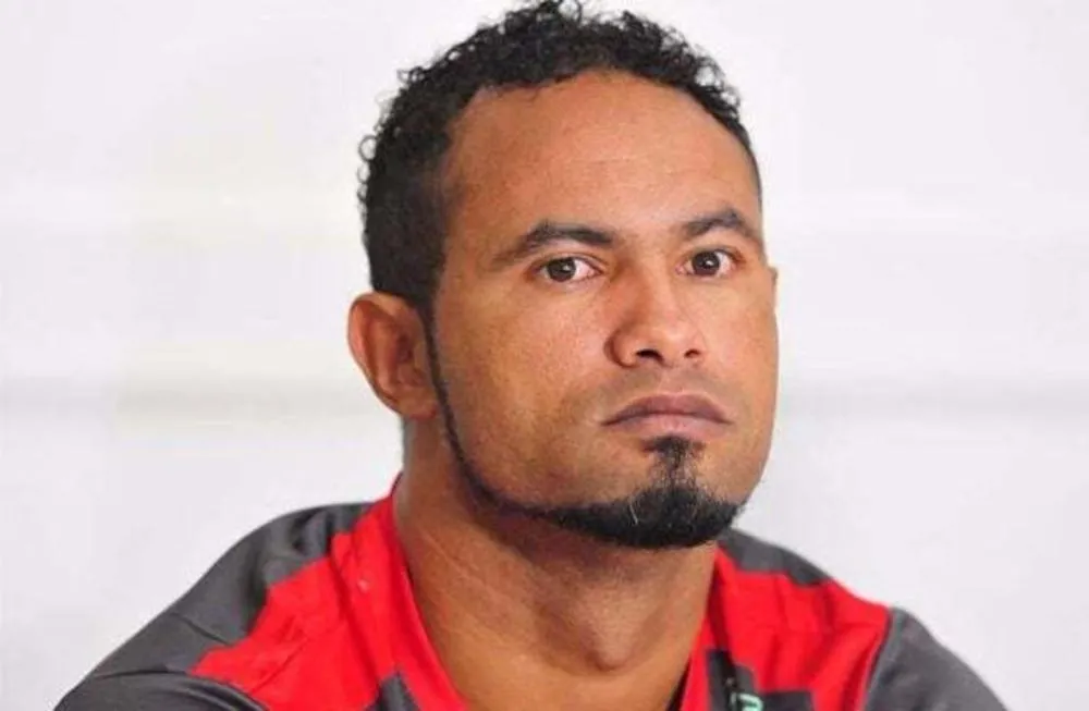 Foragido, goleiro Bruno move ação contra rede social e tenta evitar audiência presencial