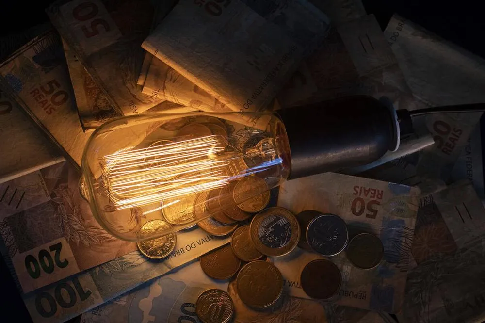 Conta de luz sobe em todo o país após série de reajustes aprovados pela Aneel