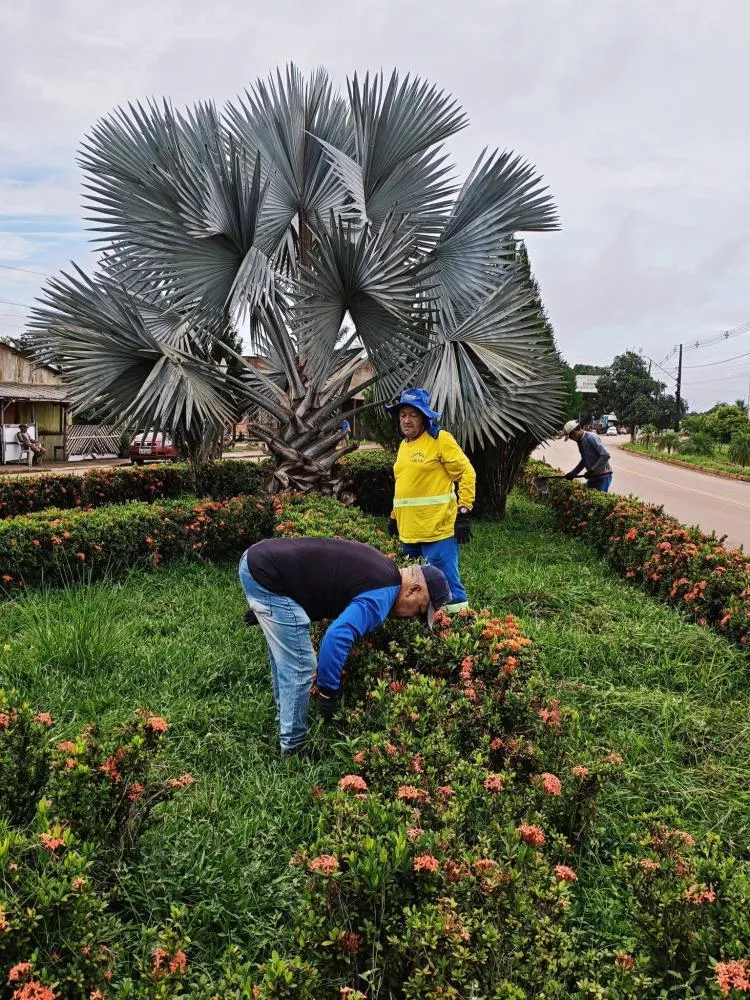Os Heróis Invisíveis da Cidade: o trabalho que mantém as ruas vivas e organizadas em Plácido de Castro