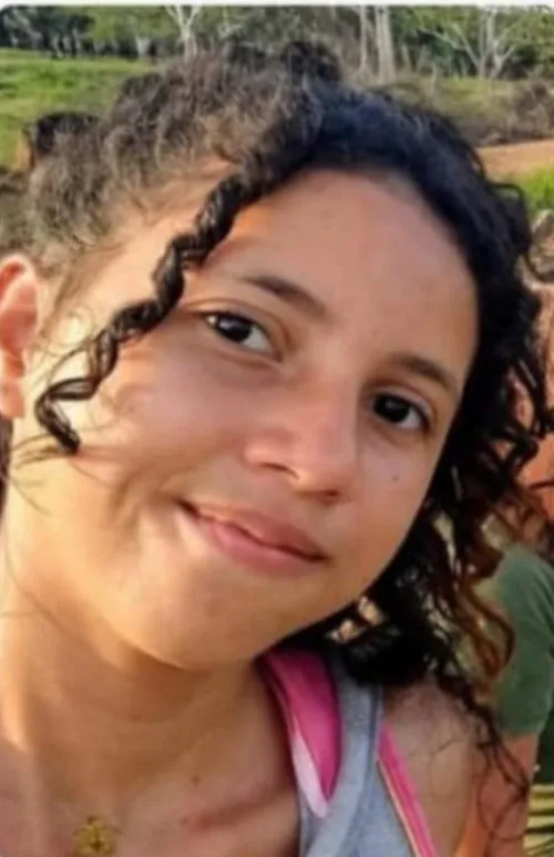 Adolescente de 17 anos com deficiência intelectual deixa casa em Plácido de Castro e família busca informações sobre seu paradeiro