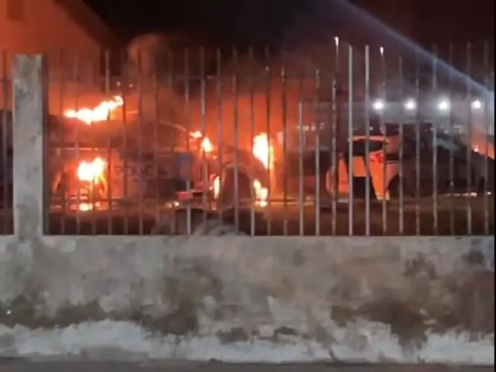 Duas viaturas da PM são incendiadas em quartel no interior do Acre