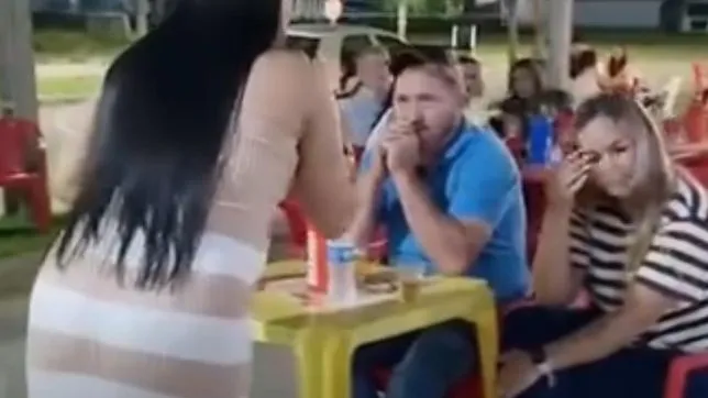 Grávida interrompe show em bar, e expõe suposta traição do marido ao vivo; veja vídeo