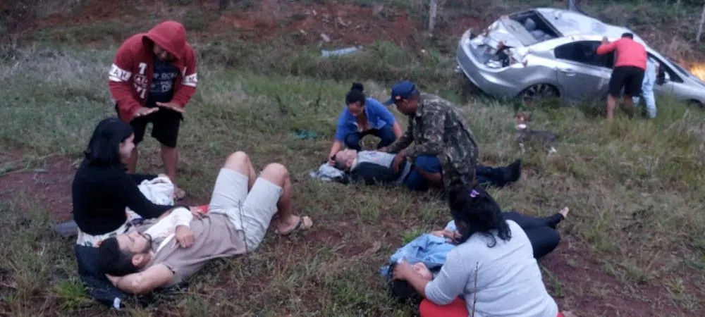 Passageiros escapam de tragédia após veículo sair da pista na região do Triunfo, zona rural de Plácido de Castro