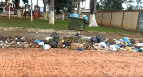 Mesmo com calendário de recolhimento amplamente divulgado pela Prefeitura Municipal, moradores descartam lixo de maneira irregular atrás da Praça Central de Plácido de Castro