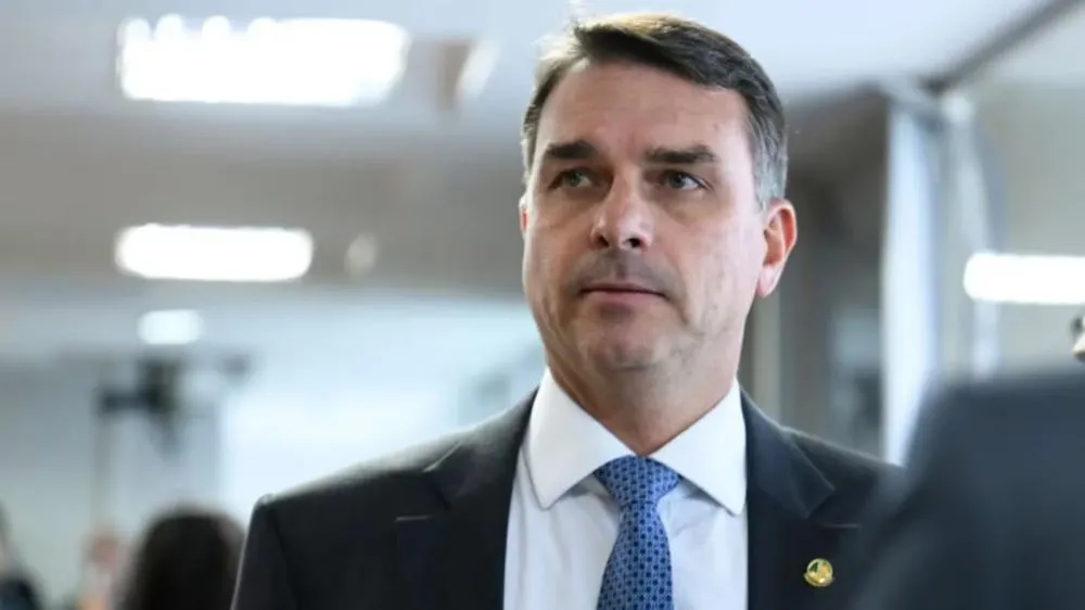Flávio admite ter pedido dinheiro a Vorcaro para filme de Bolsonaro e defende CPI